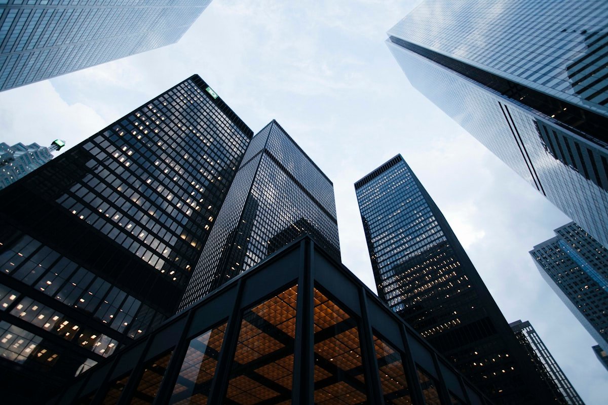 Edifícios corporativos modernos e tecnologia de automação